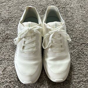 Vionic 
Women’s Size 8.5 
Walking shoes. 
Cream with light blue accents